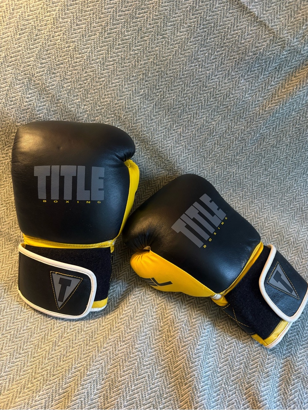 TITLE Boxing Black and Yellow Training Gloves size Small